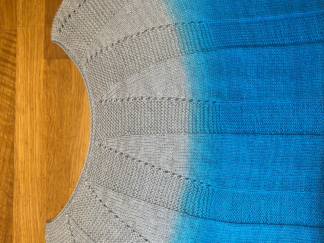 Billede 2 - Hjemmestrikket bluse