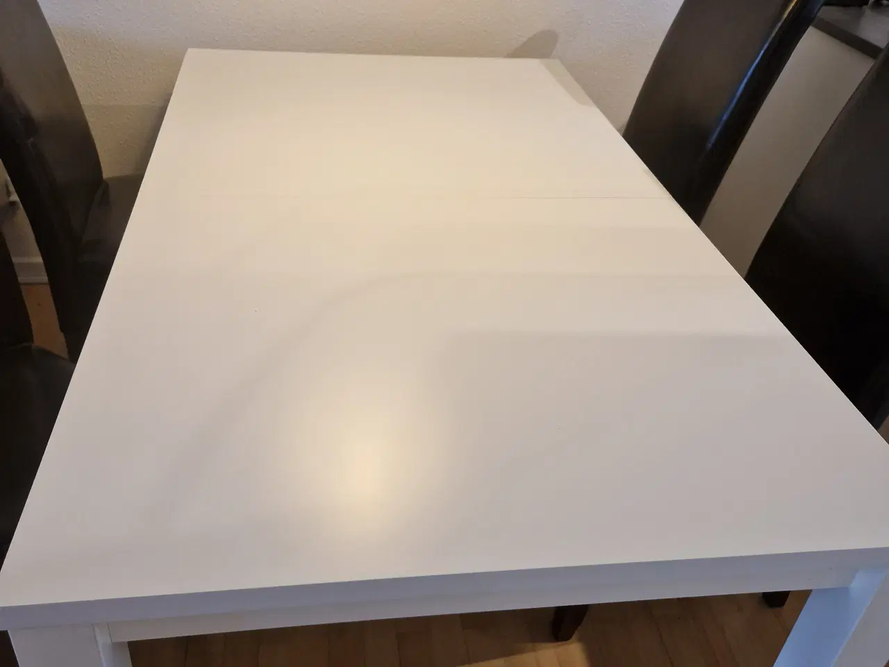 Billede 2 - Spisebord  + 4 stole 