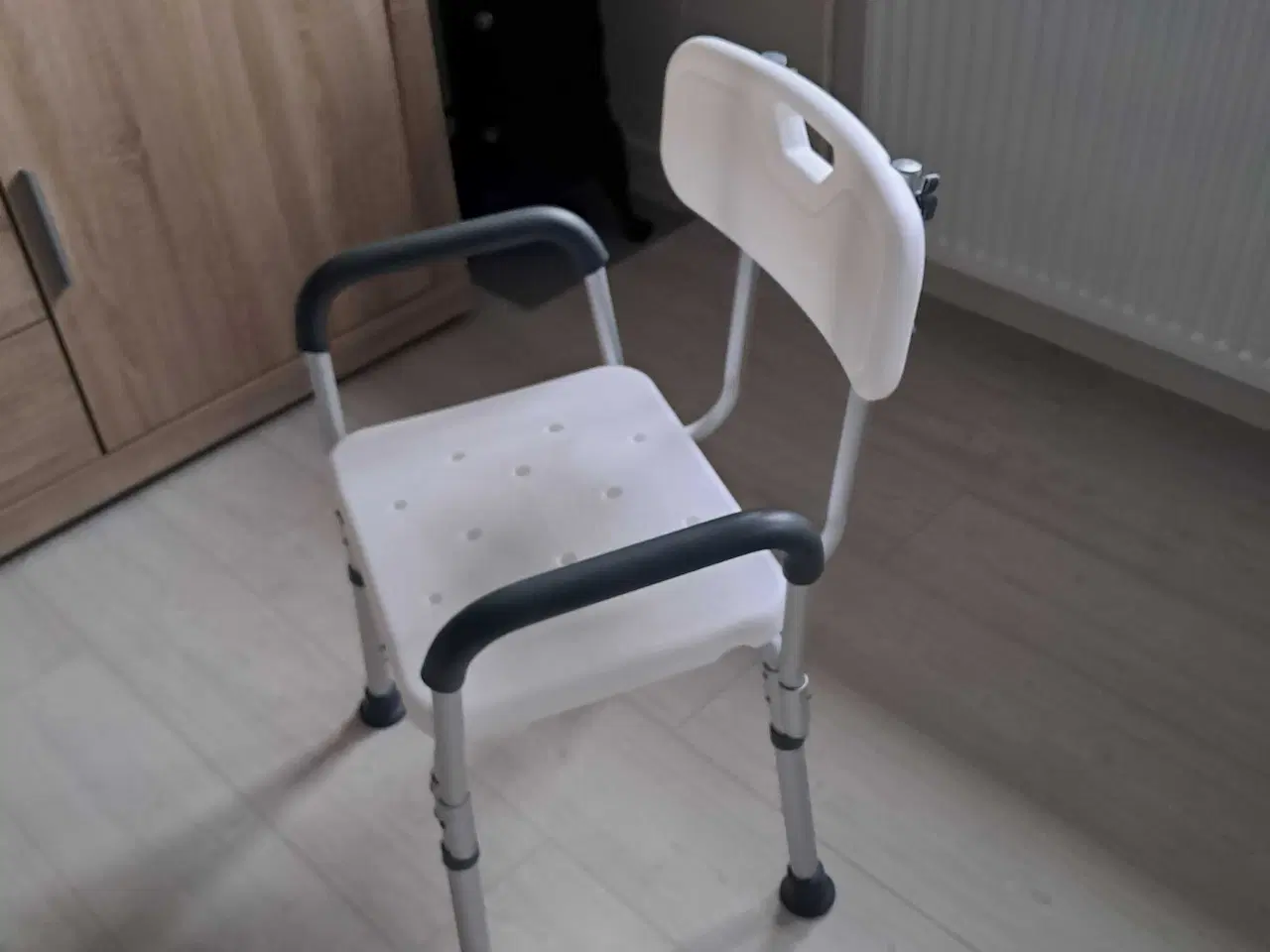 Billede 1 - Badestol med ryg og armlæn .