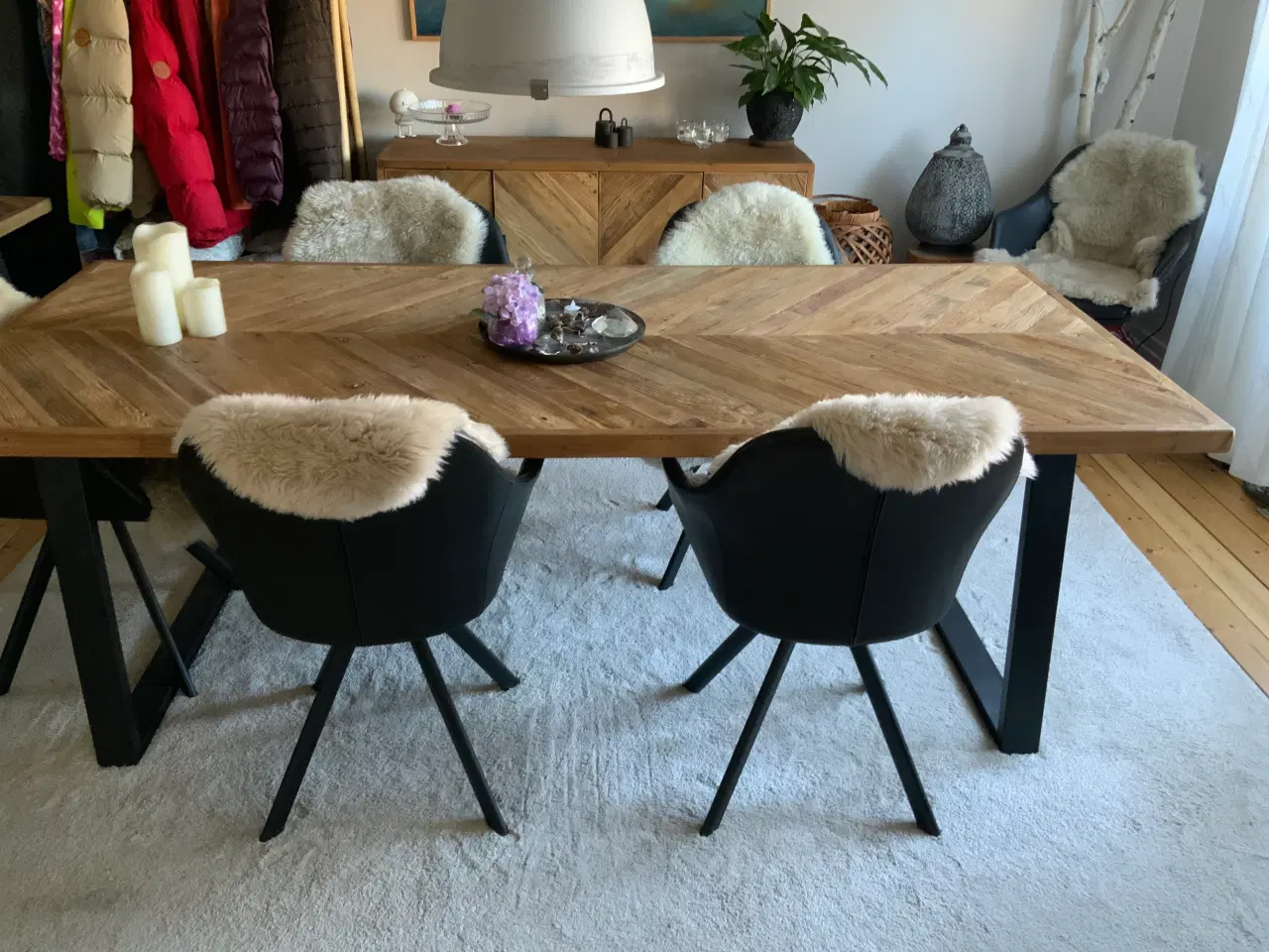 Billede 1 - Rustikt og Charmerende Spisebord i massiv Elm