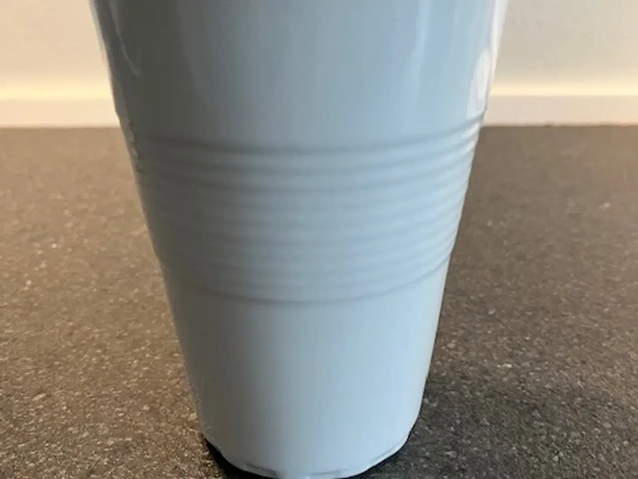 Billede 2 - Klassisk "plastikkrus" i hvid porcelæn – som ny
