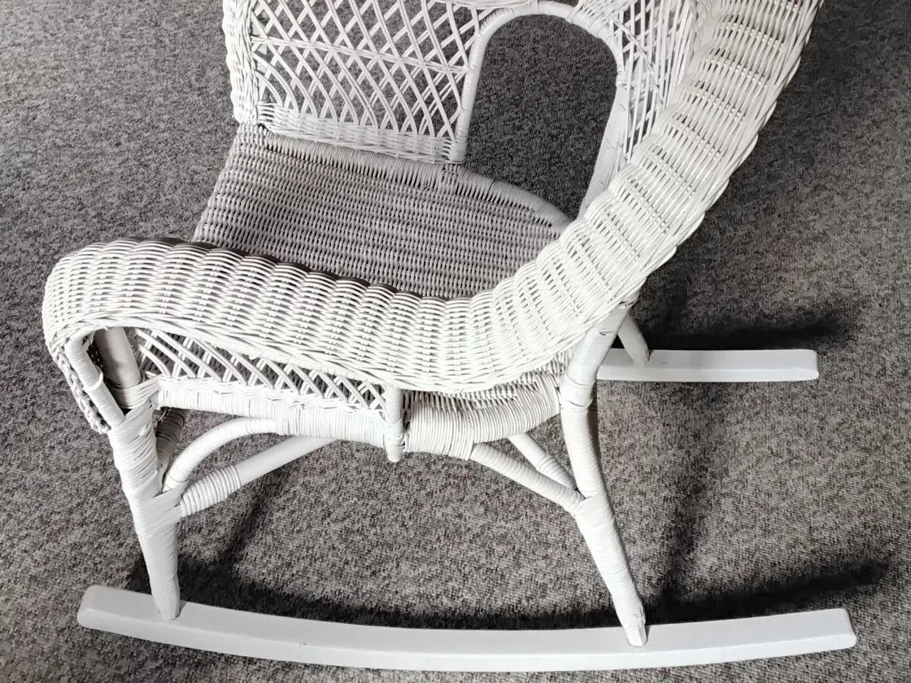 Billede 2 - Hvid vintage rattan gyngestol med smuk flet 
