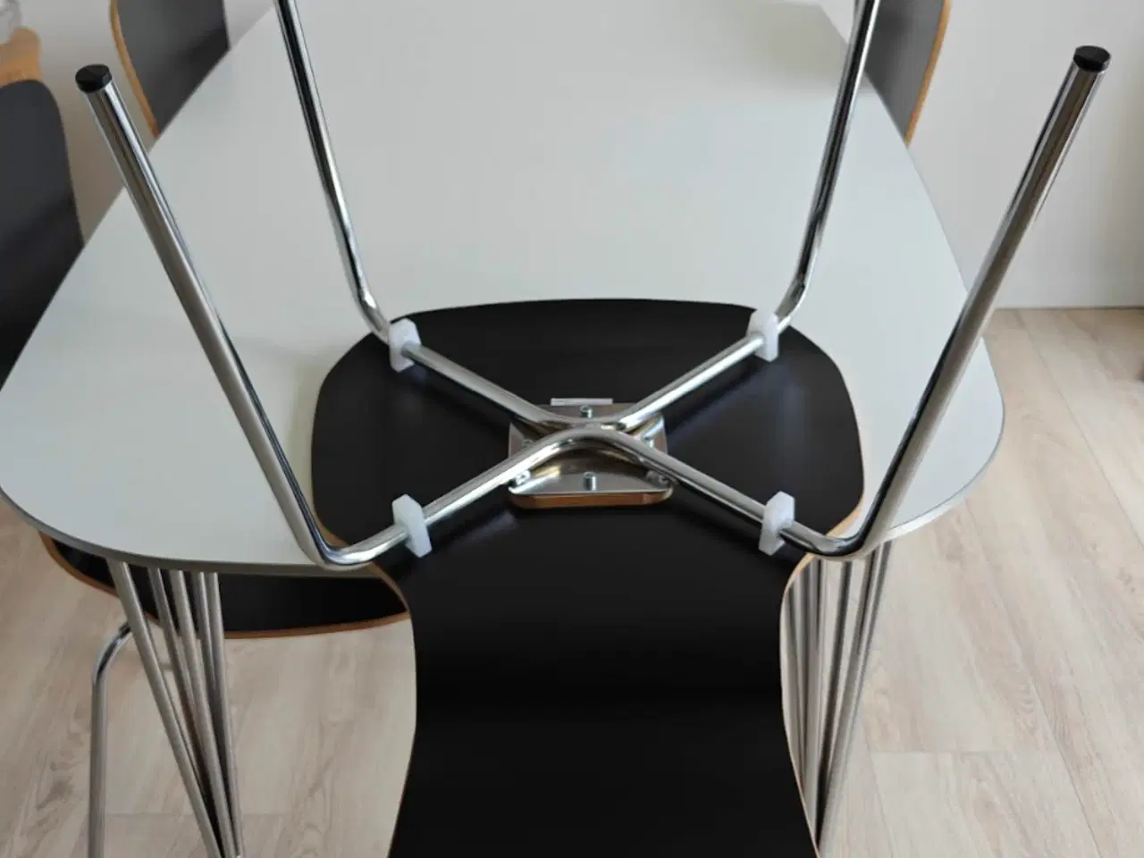 Billede 1 - Vesterby Spisebord med 4 skal stole
