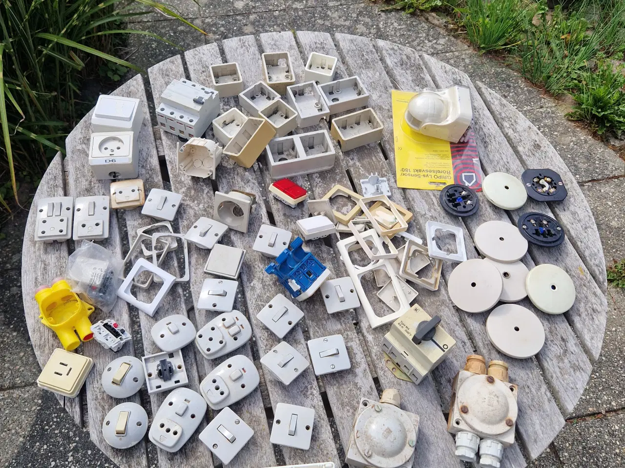 Billede 1 - Diverse stikkontakter og afbryder og dåser m.m.