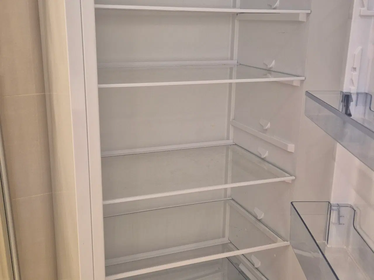 Billede 4 - Køleskab.  Stort