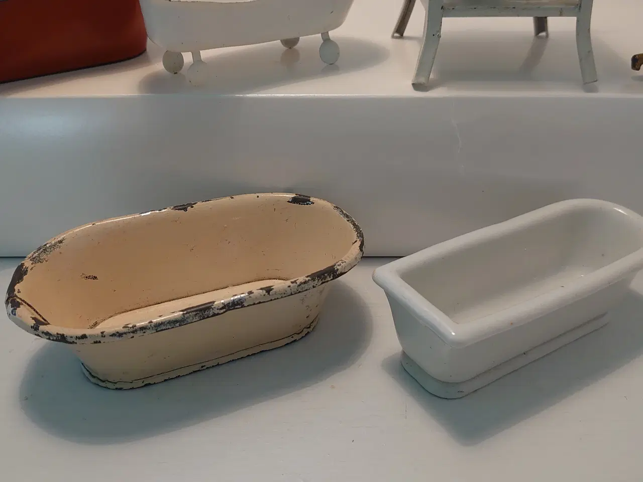 Billede 4 - 5stk gamle dukkehus badekar og toiletstol.Blik mm.