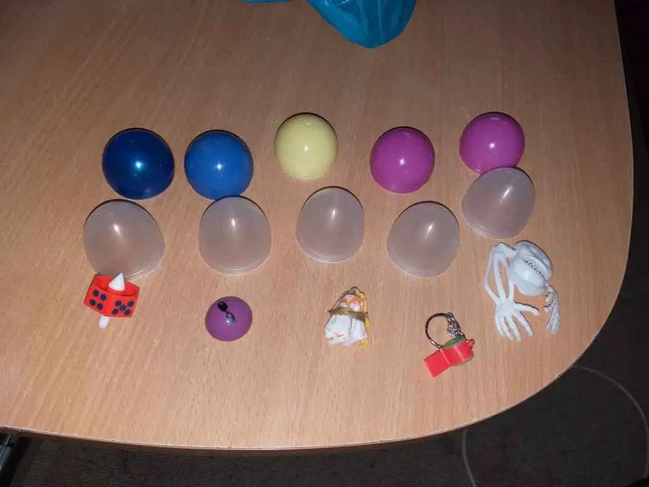 Billede 1 - Plast æg 4 cm der er en ting i hvert æg 