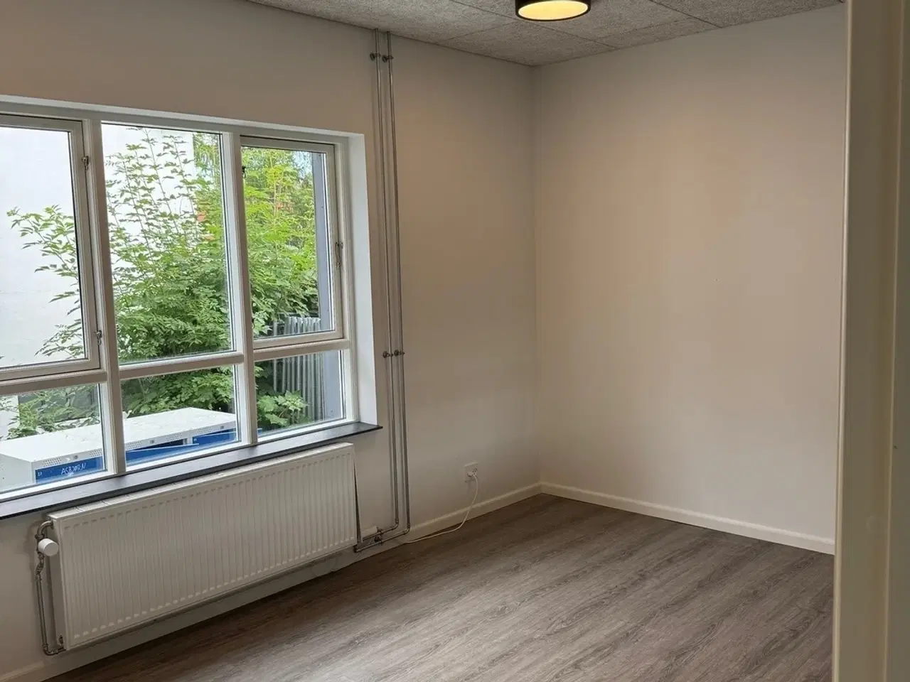 Billede 2 - Lyst og nyistandsat kontorlejemål i Brøndby – 14 m² med plads til 3 arbejdsstationer