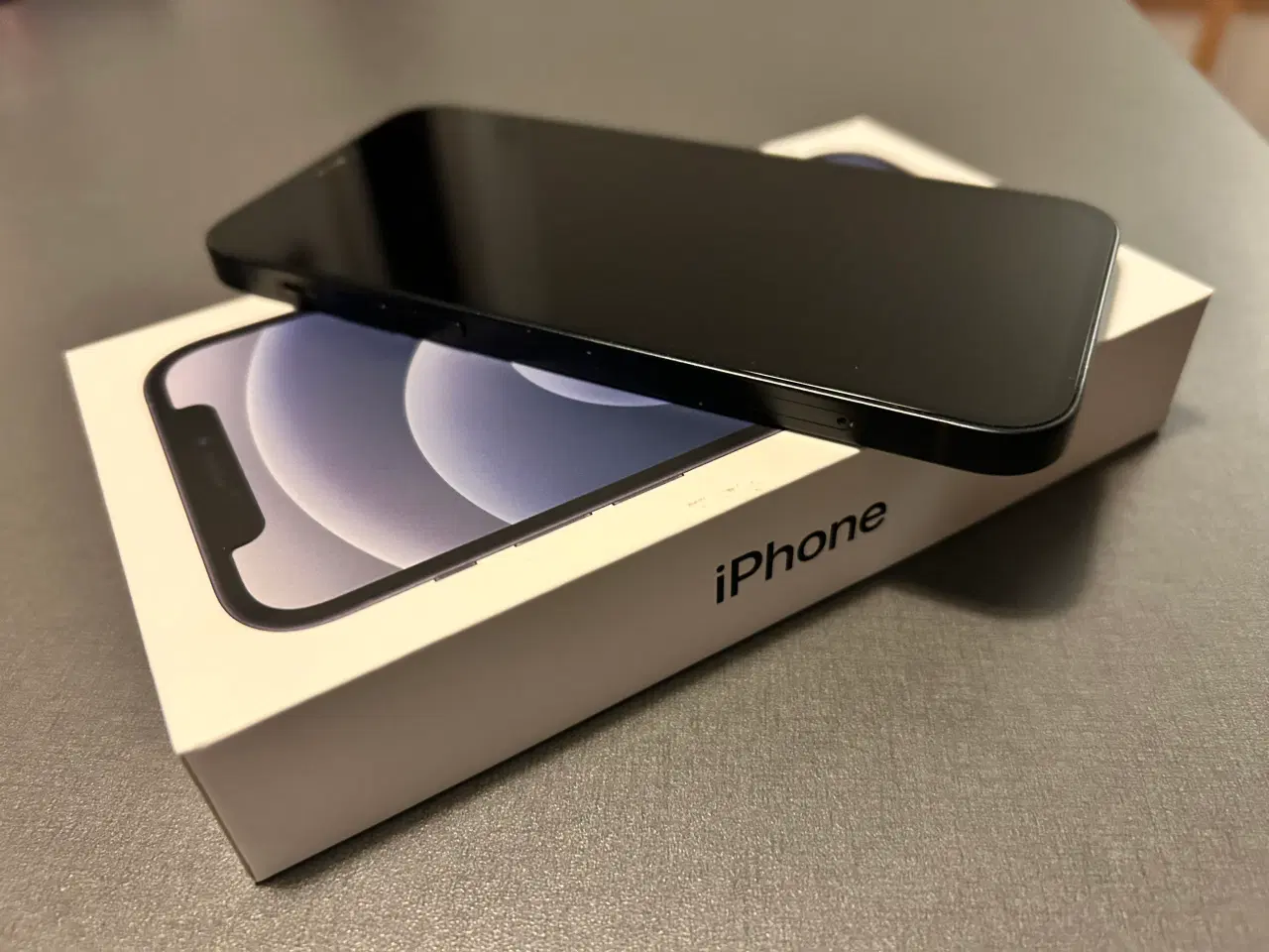 Billede 1 - Pæn iPhone 12 / sort / 64GB