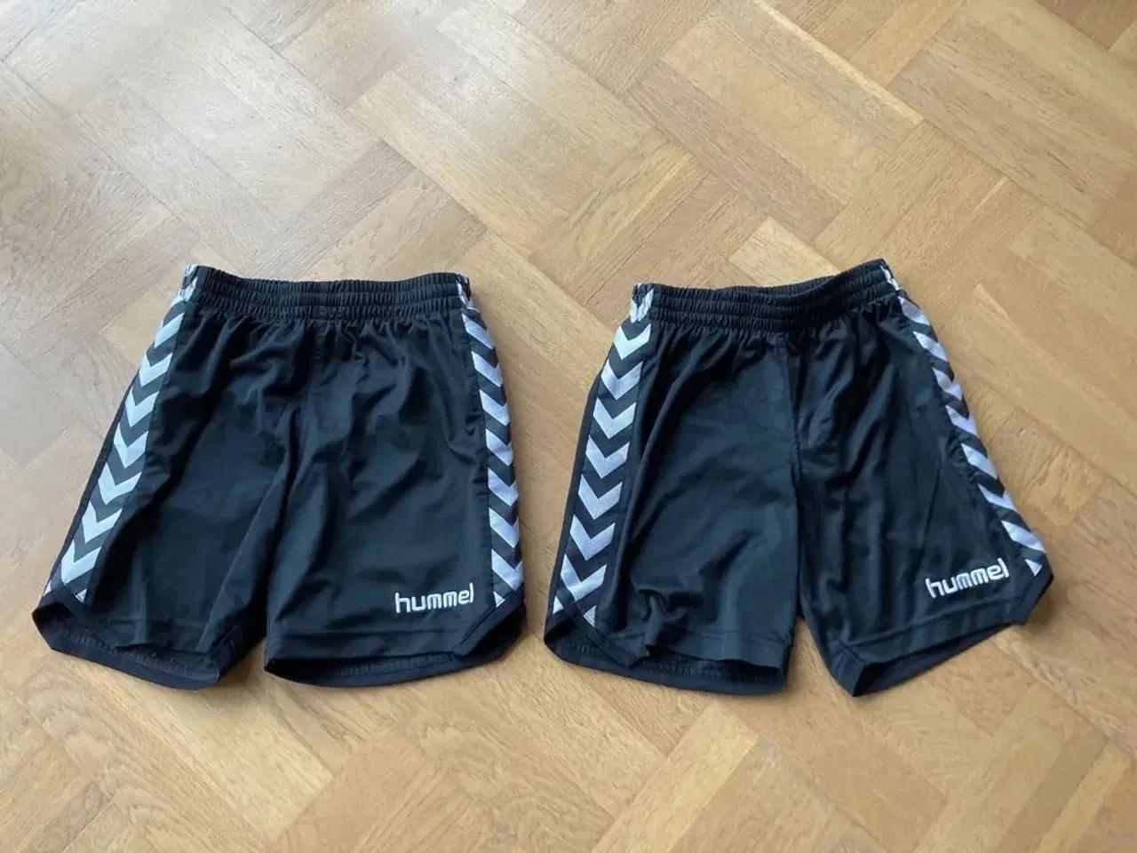 Billede 1 - 2 par Hummel shorts str 10 -12 år