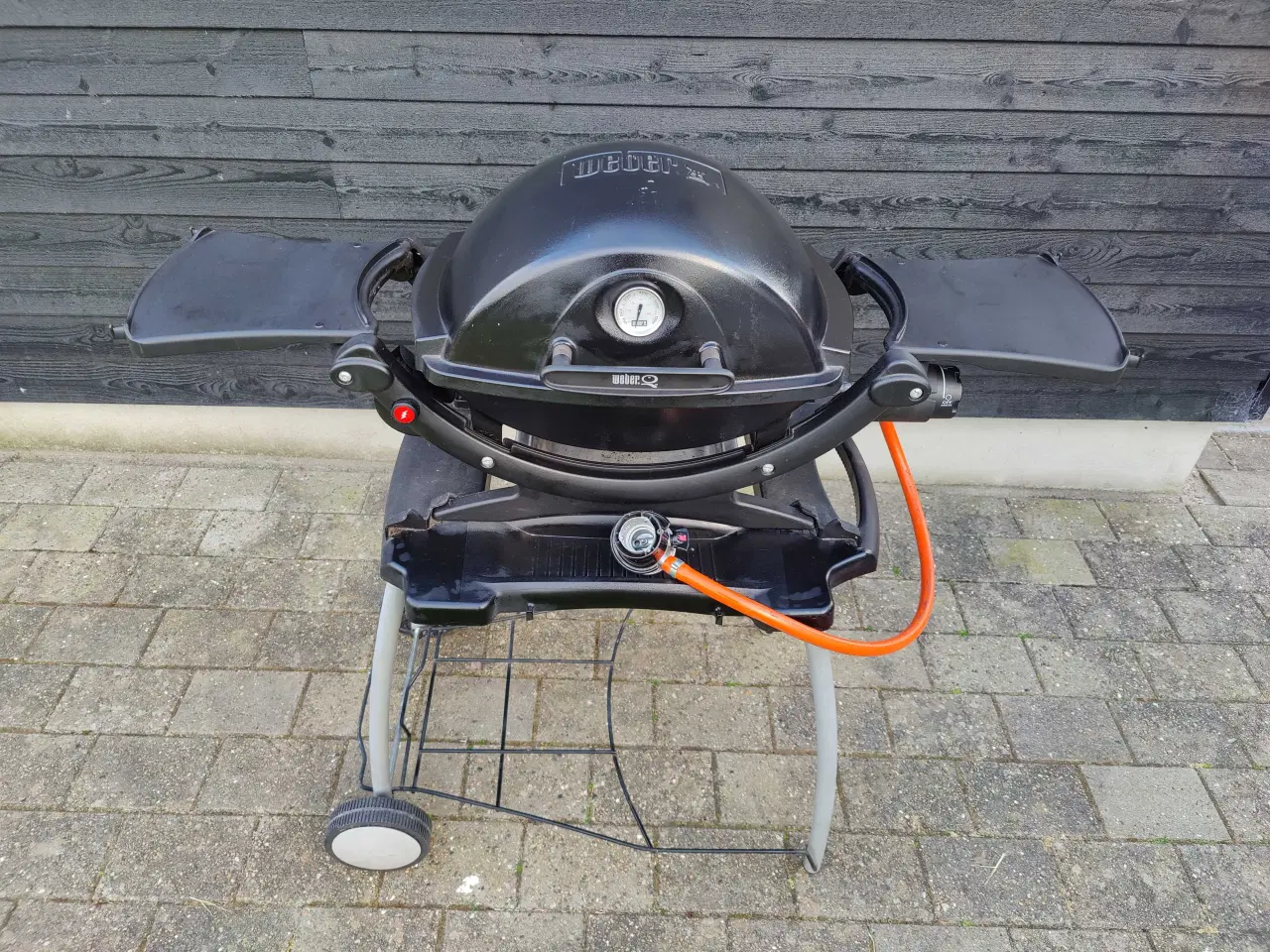 Billede 1 - Weber Q1200 gasgrill med højt låg og termometer.