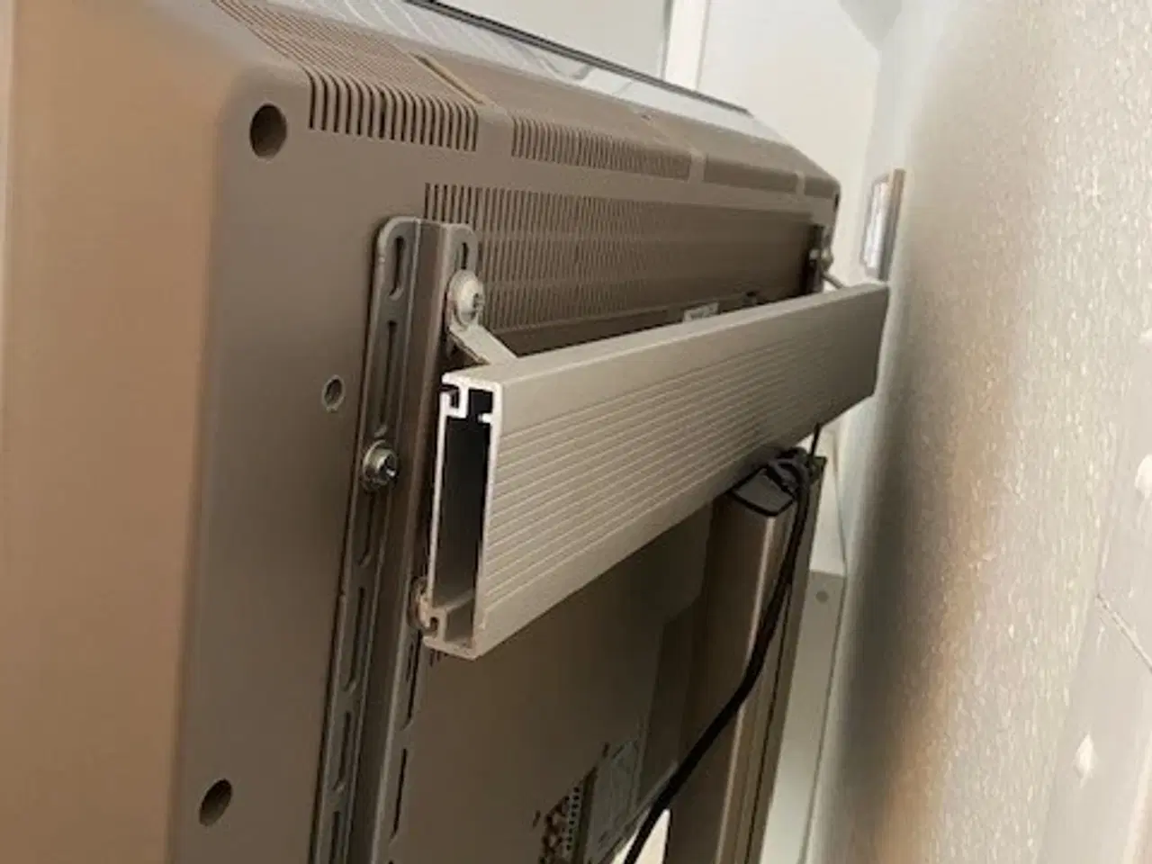 Billede 2 - Philips - Cineos Ambilight - 32" - fod/hylde 