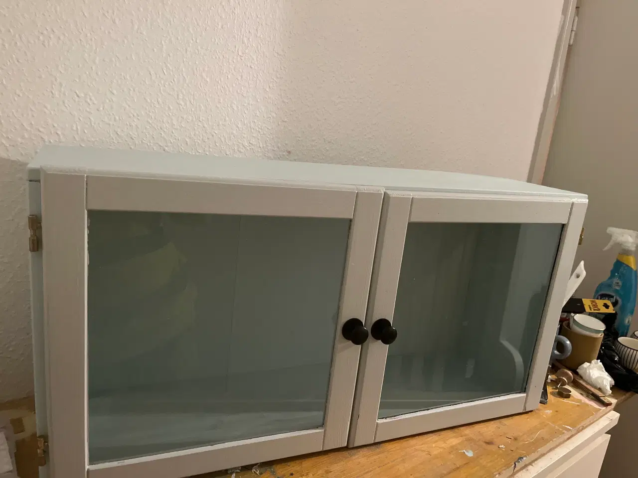 Billede 1 - Væg/Vitrineskab i lyseblå og lysegrå