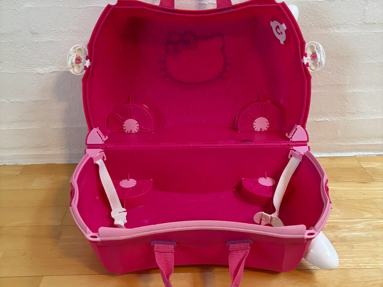 Billede 2 - Hello Kitty kuffert til børn