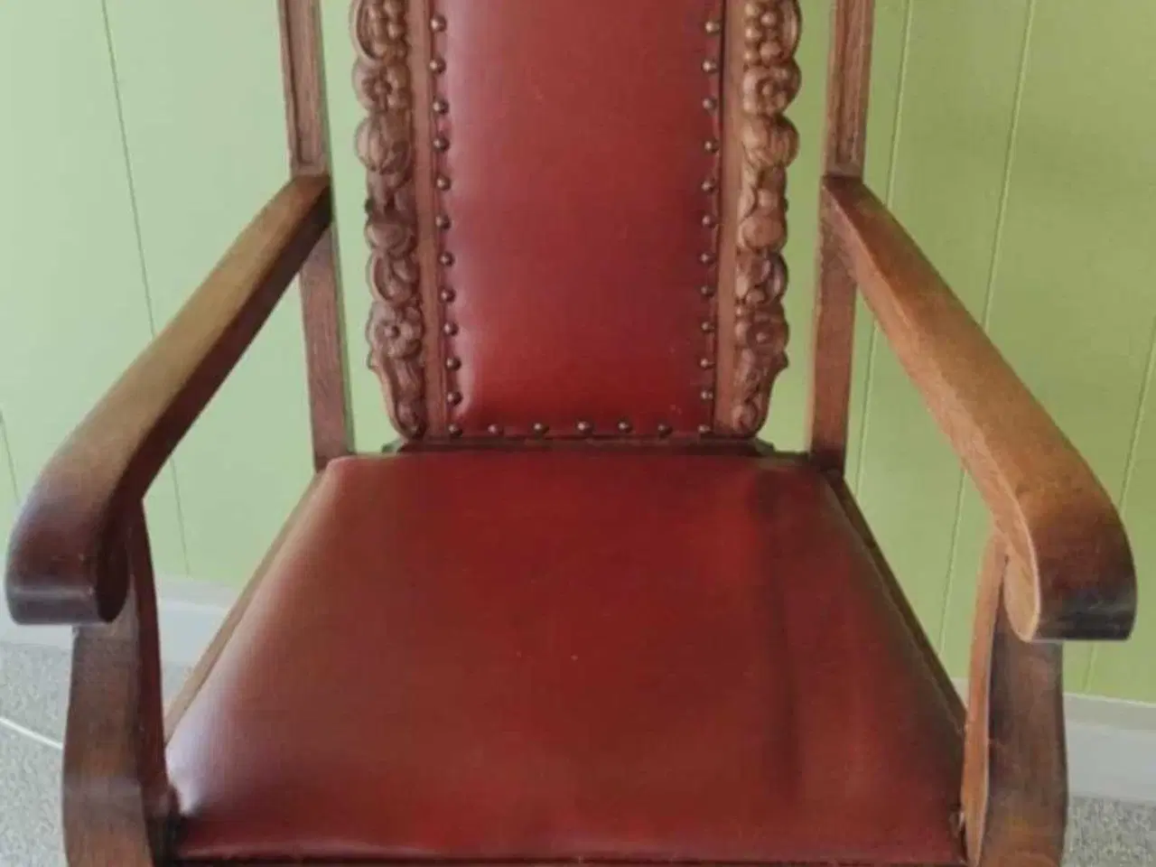 Billede 1 - Egetræ med rødt læder 