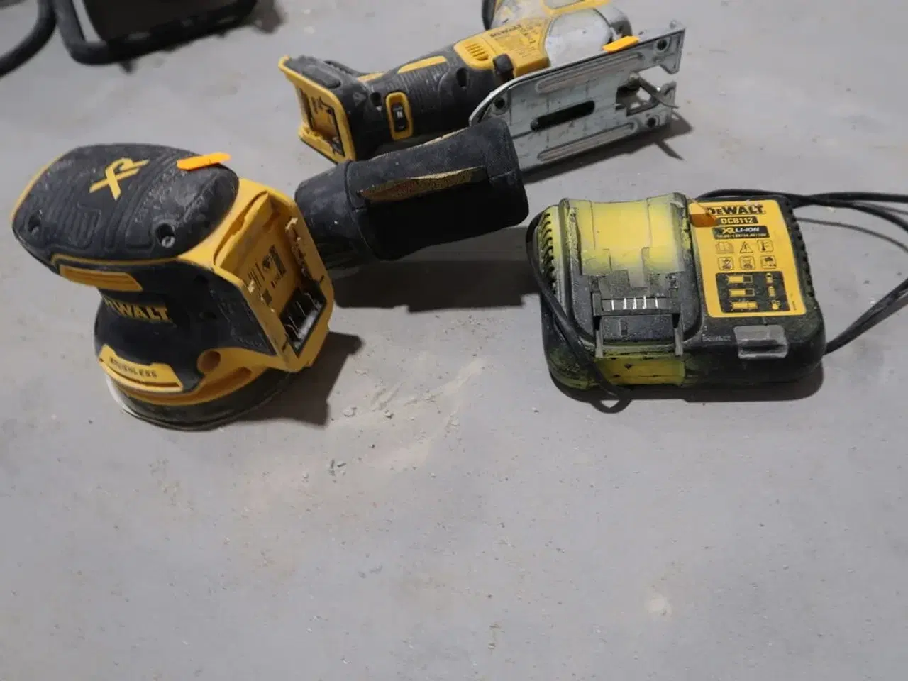 Billede 3 - 2 stk. akku håndværktøj DEWALT DCS335 m.fl. Med lader