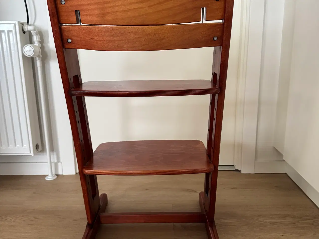 Billede 2 - Barnestol i massivt træ. Den står solidt på gulvet