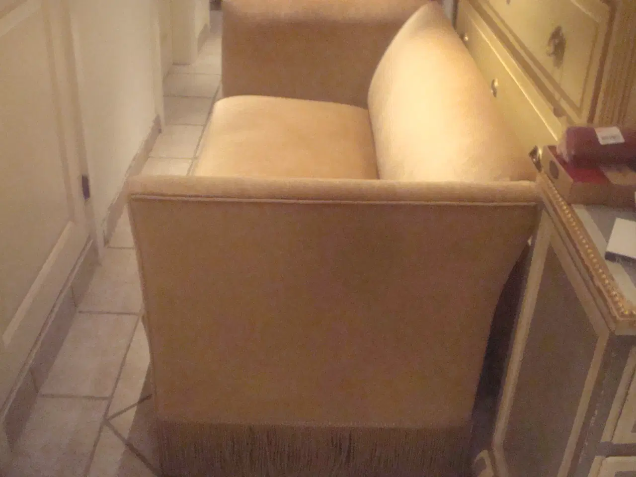 Billede 2 - SOFA m/ gyldent plys i perfekt stand - 