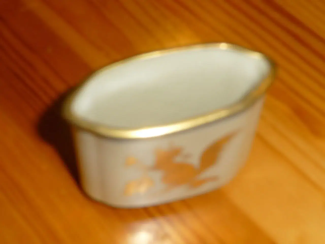 Billede 4 - lille skål med en egern på i guld