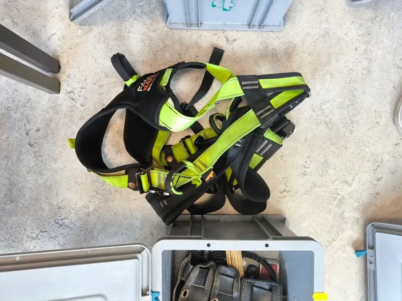 Billede 2 - Kasse m. sikringsgrej samt div.