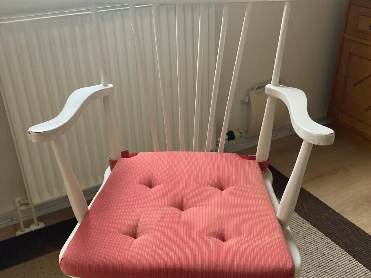 Billede 6 - Hvid træstol med armlæn