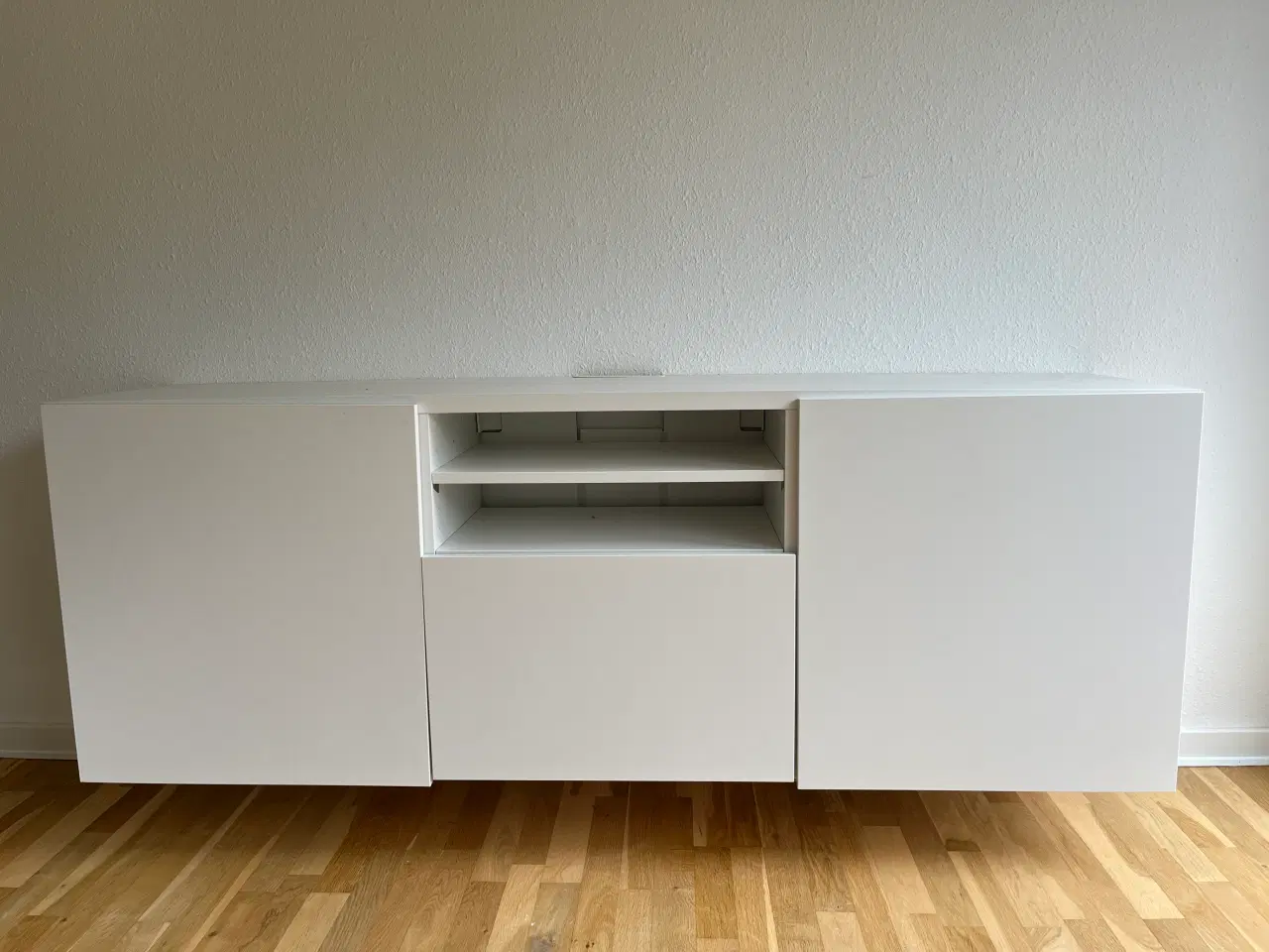 Billede 5 - TV-bord fra IKEA
