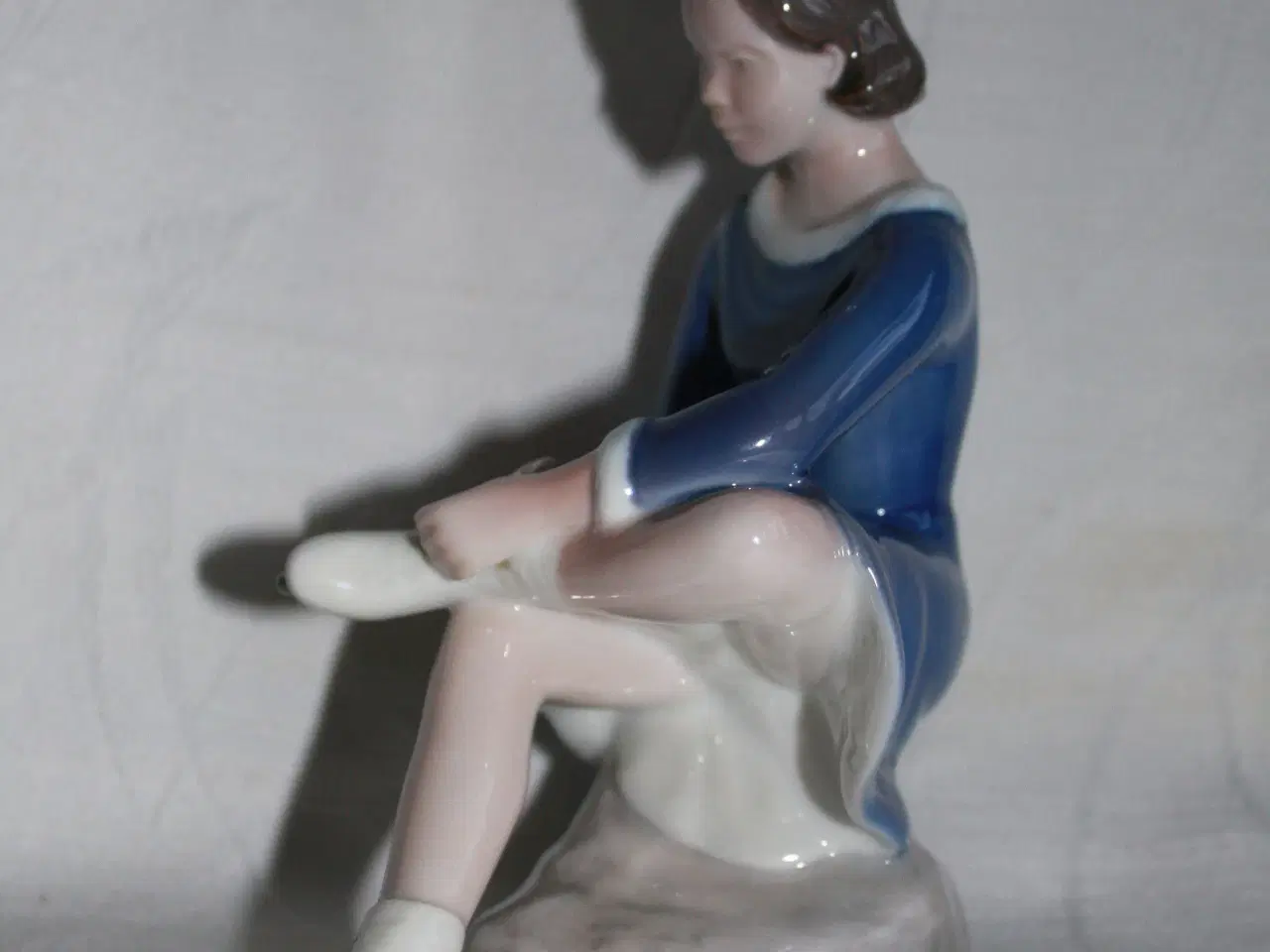 Billede 5 - Porcelænsfigur "Pige med skøjter" fra B&G