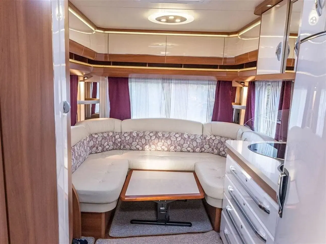 Billede 3 - 2013 - Hobby Excellent 460 UFe Lys og rummelig vogn med solceller og lav totalvægt