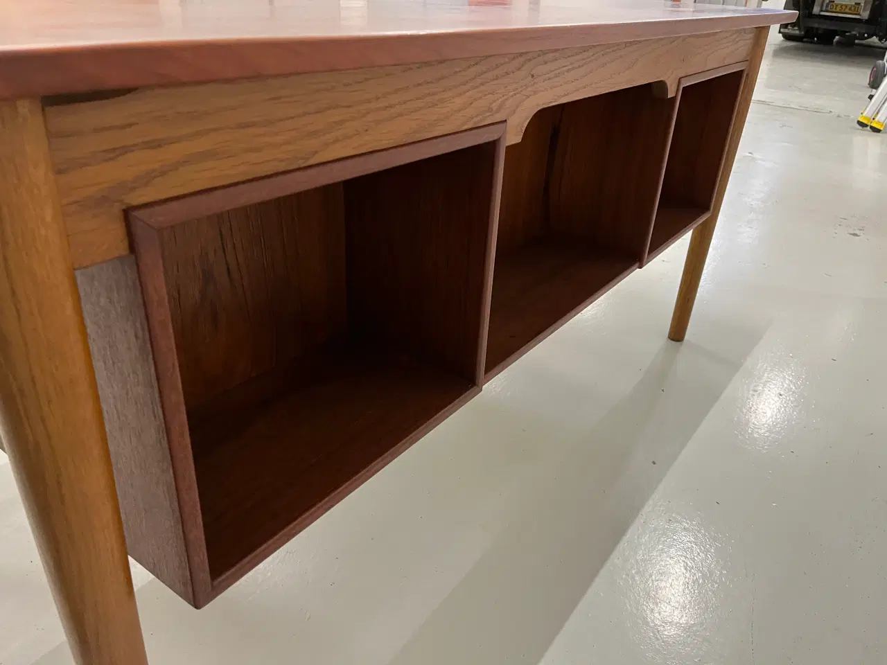 Billede 8 - Skrivebord i teak træ med 6 skuffer og reol.