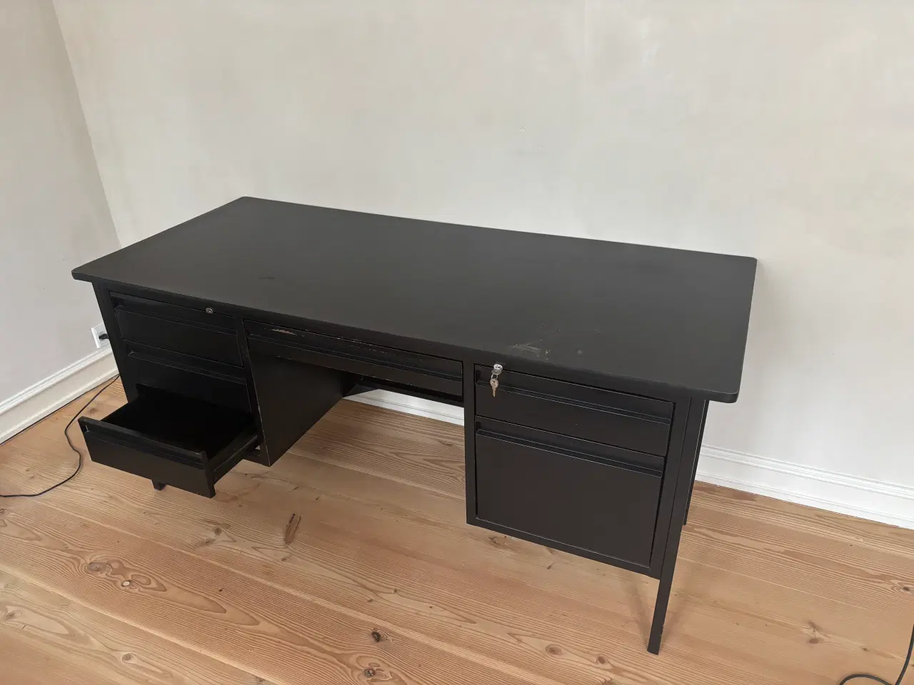 Billede 1 - Sort metalskrivebord m 6 skuffer