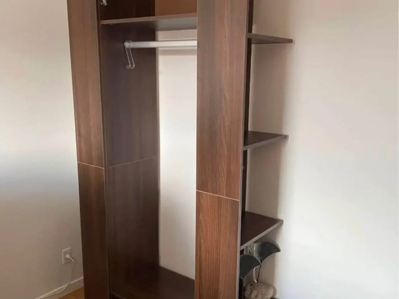 Billede 3 - Super flot Tøj/Garderobe Skab
