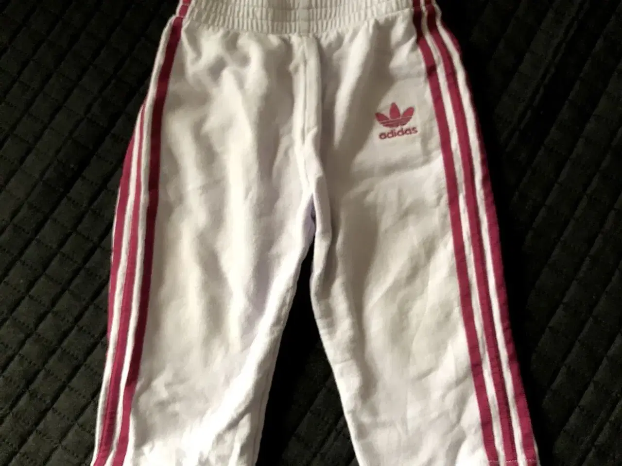 Billede 1 - Adidas syrenfarvede bukser str 74 cm