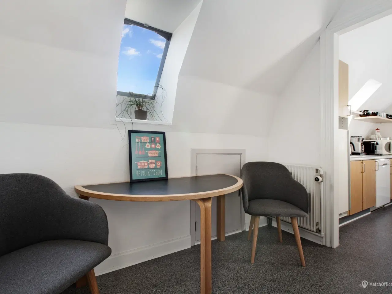 Billede 7 - Klinik- eller kontorlokale perfekt beliggenhed mod ejendommens gård. der sikrer et roligt og behageligt arbejdsmiljø.