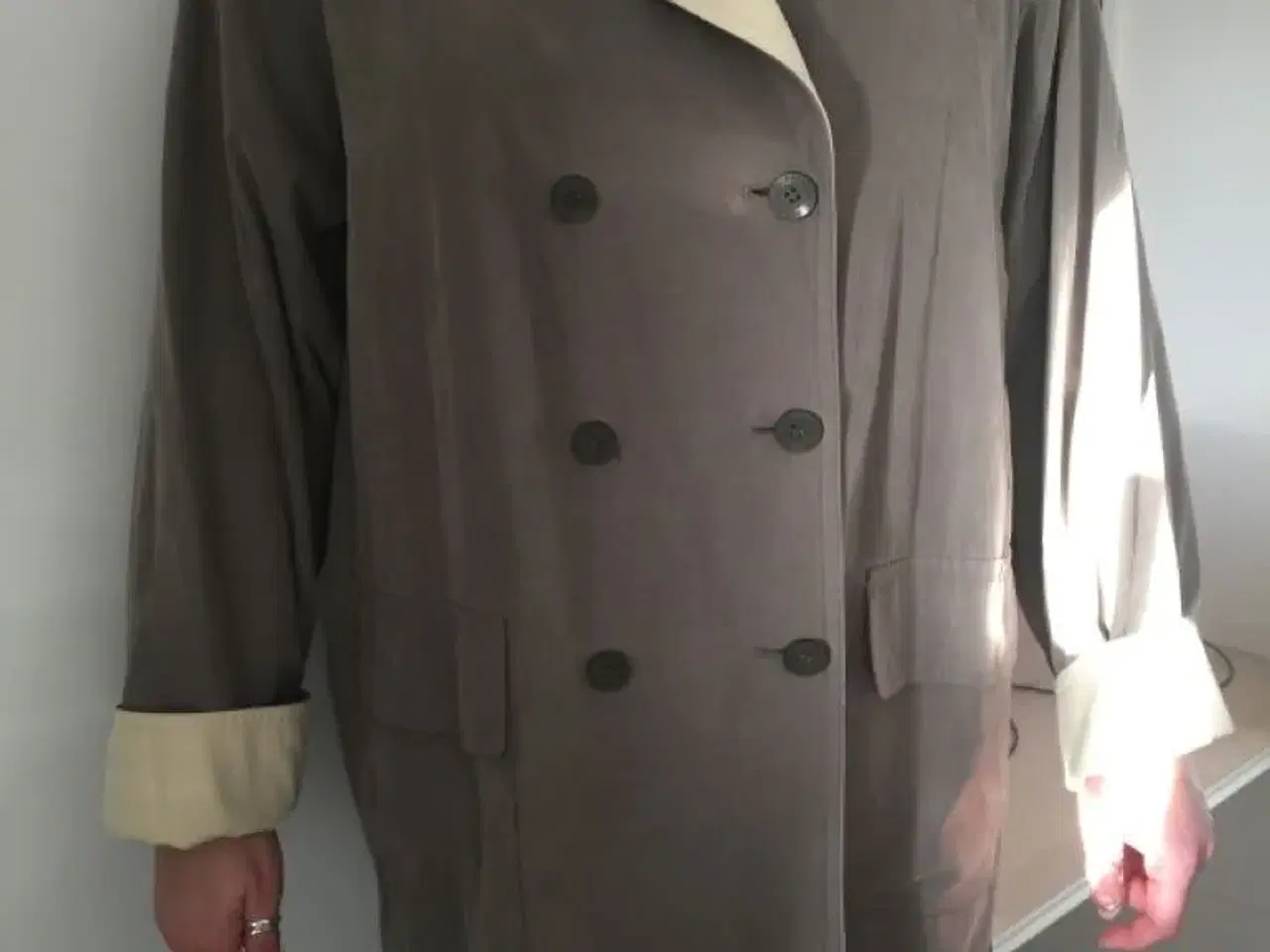 Billede 1 - Vendbar jakke med hætte fra BeeQ Club
