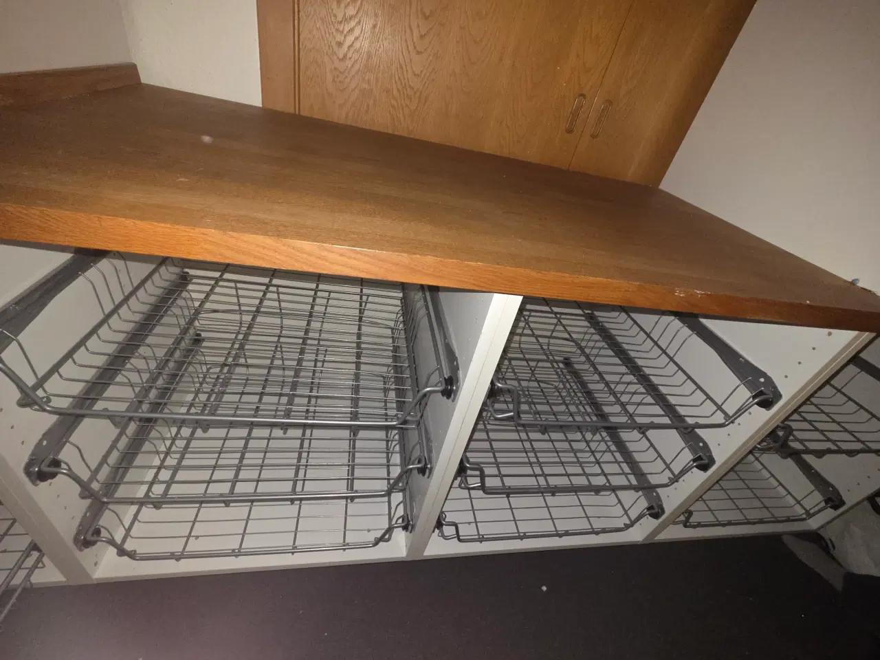 Billede 3 - Skab/opbevaring med tråd kurve