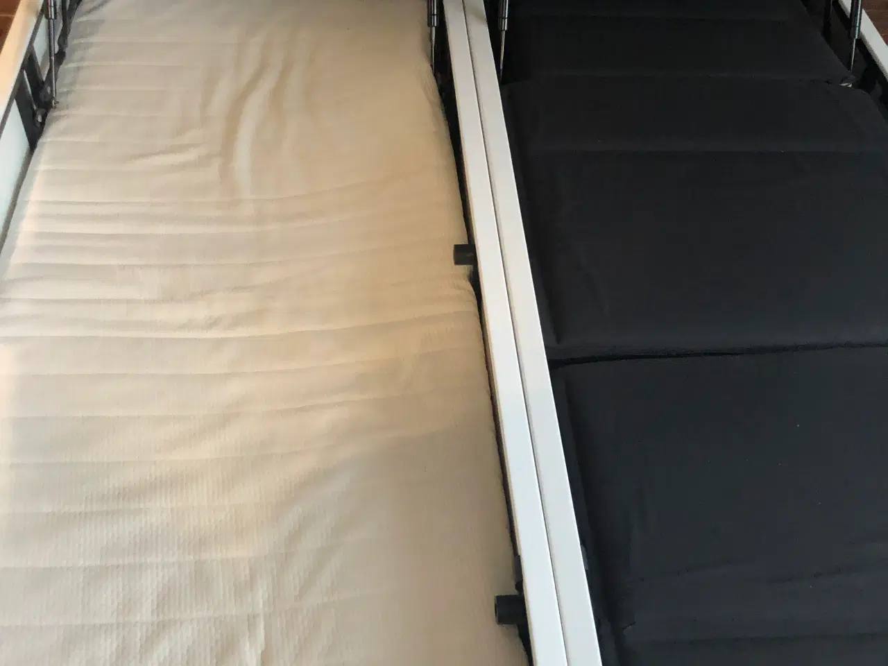 Billede 14 - Flot Seng, sengeborder,garderobeskab og sminkebord