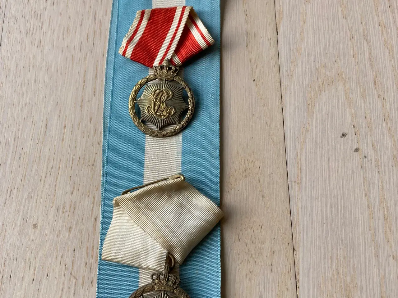 Billede 5 - Bowlerhat fra 1923 og emblemer