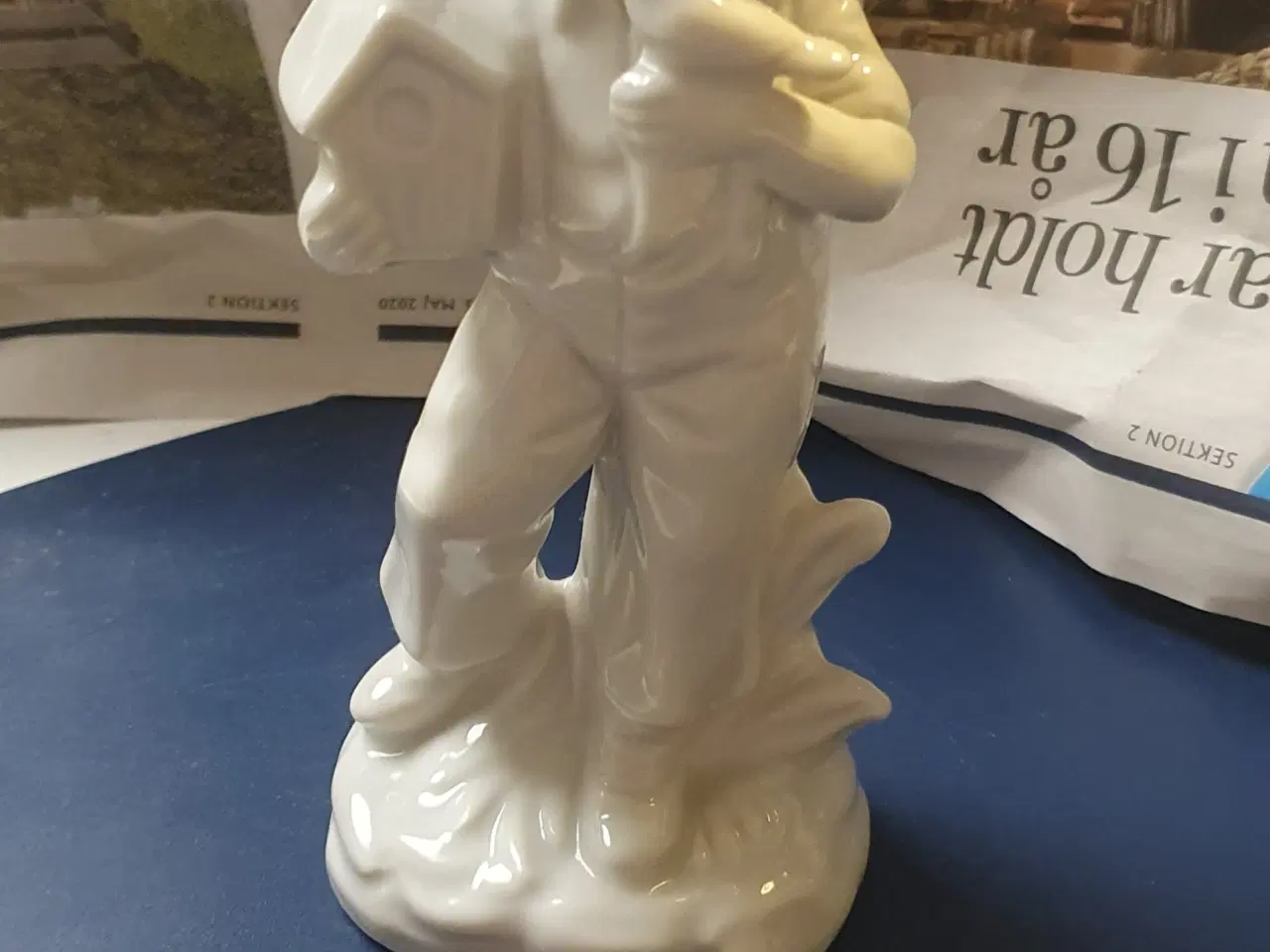 Billede 1 - Porcelænsfigur dreng med fugl og fuglehus