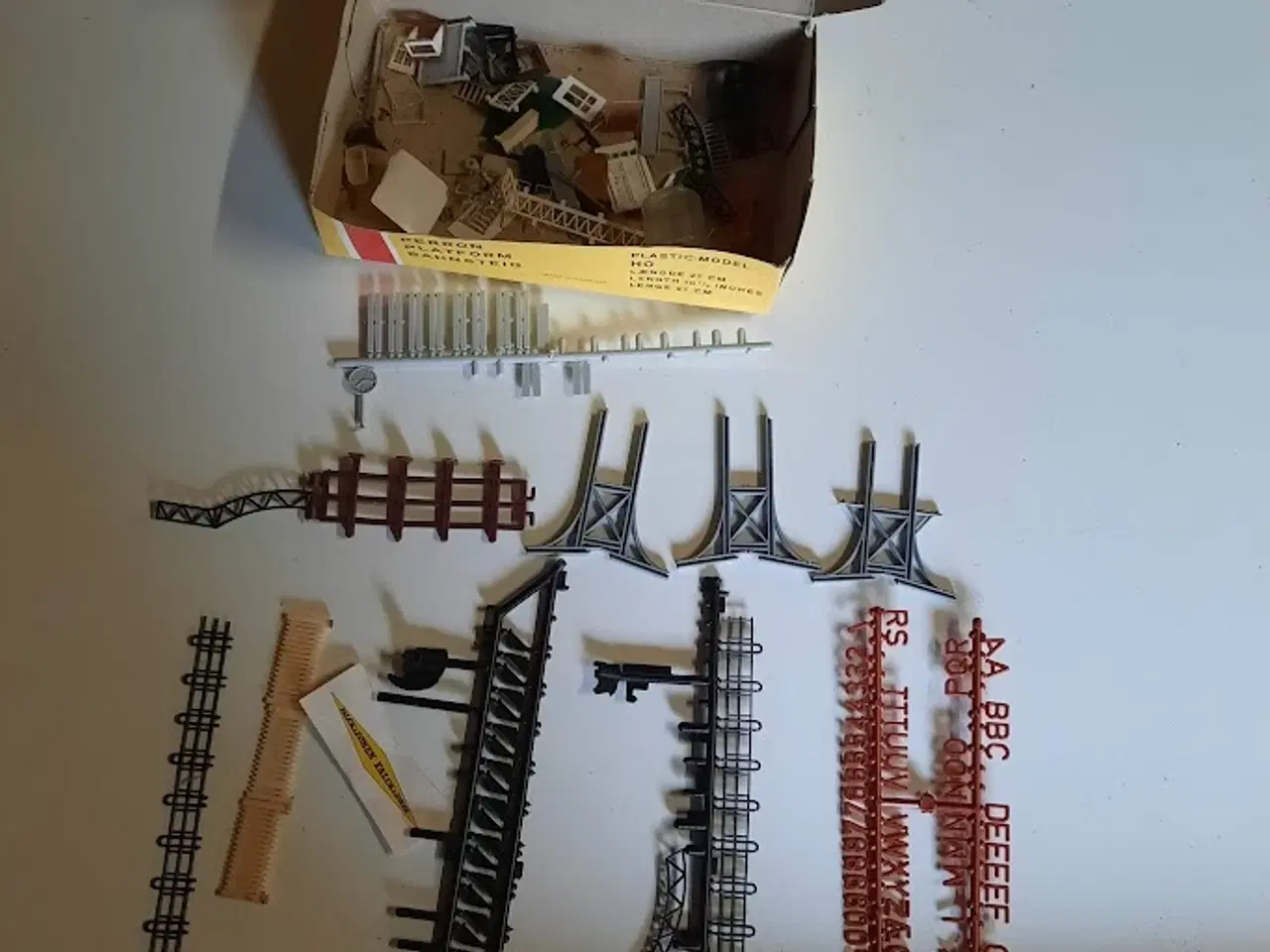 Billede 13 - Modeltog HO - lokomotiver - vogne - skinner - huse