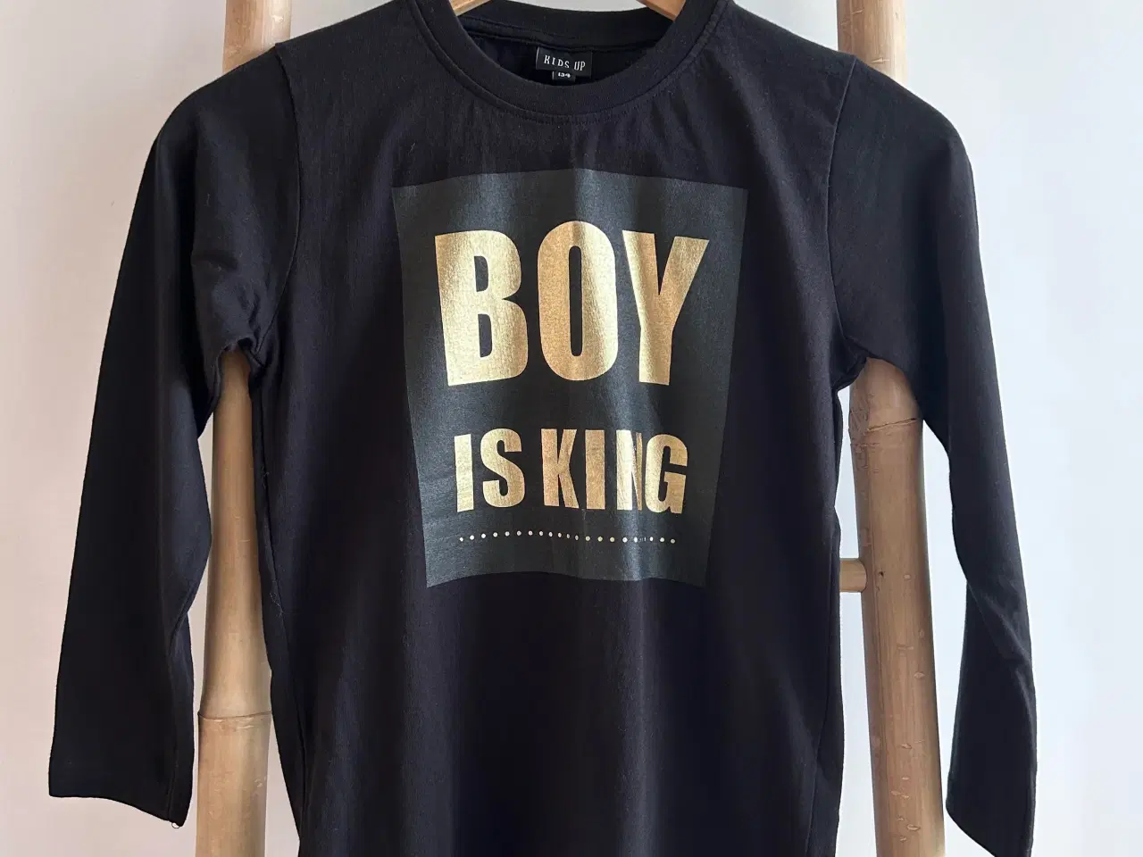 Billede 1 - Kids Up bluse med tryk 'BOY IS KING', str. 128-134