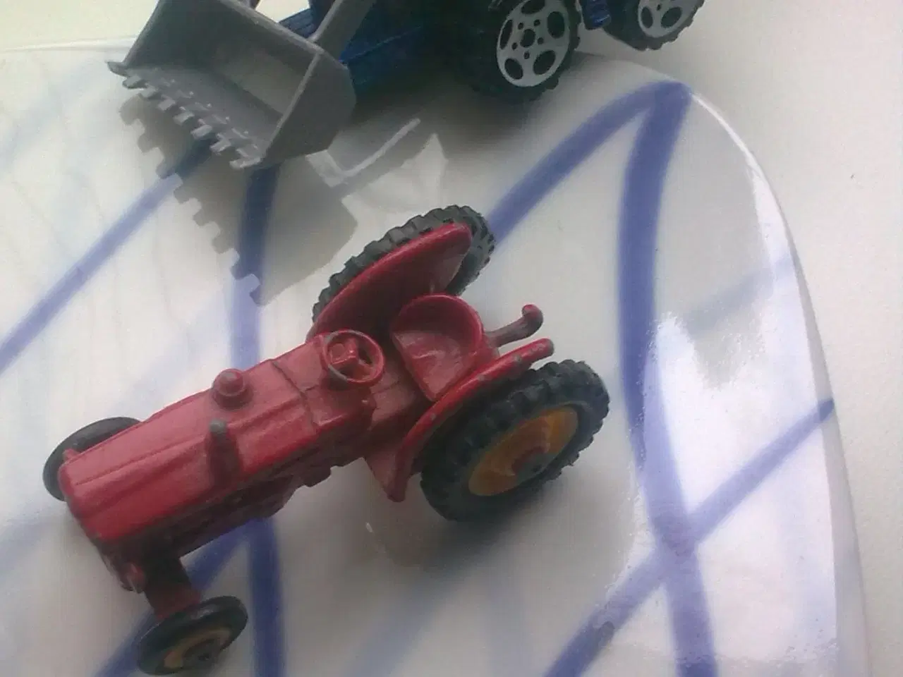 Billede 1 - Traktor ny og gammel sammen