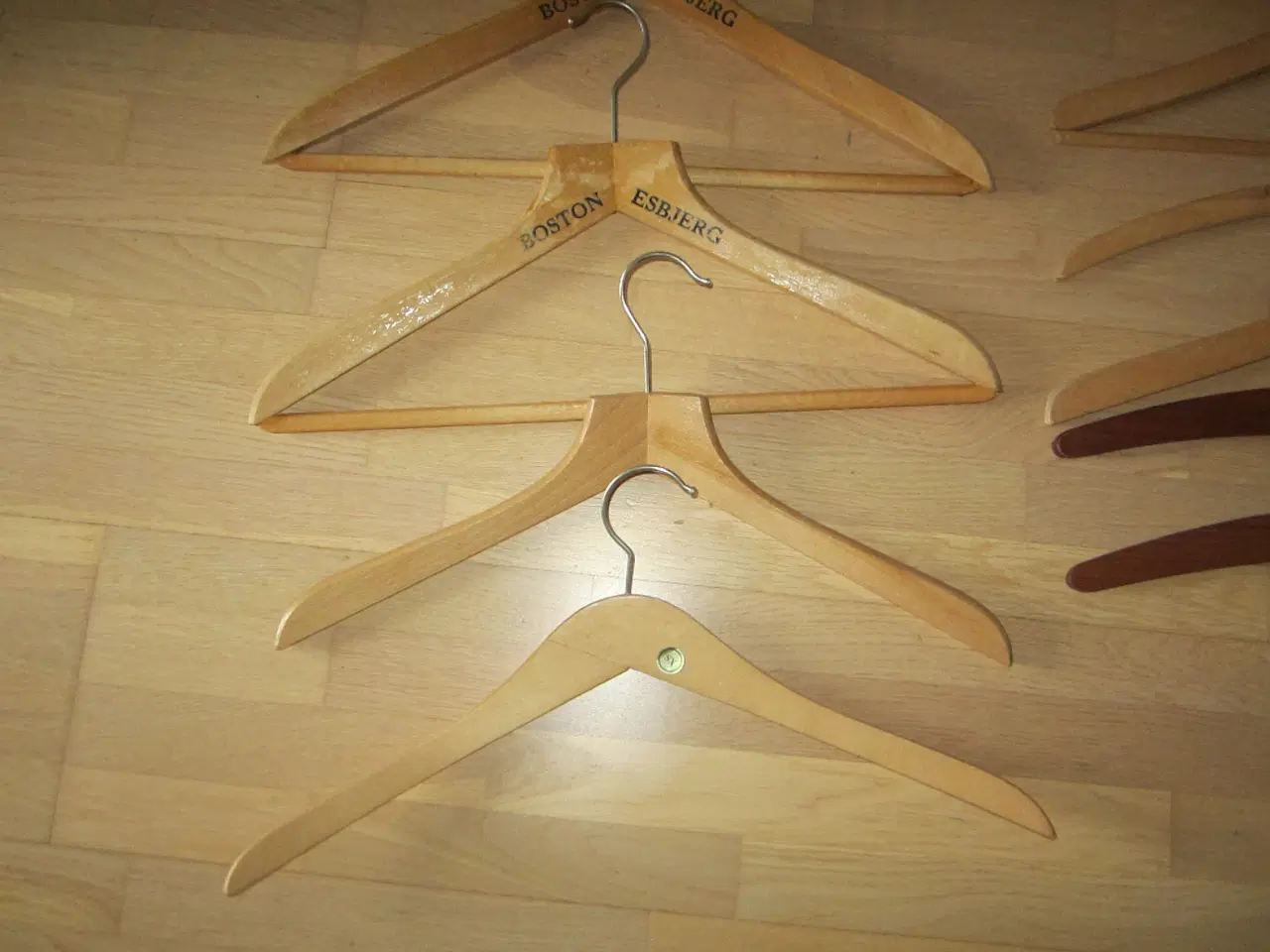 Billede 4 - Fine gamle træbøjler med og uden firmanavne pr stk