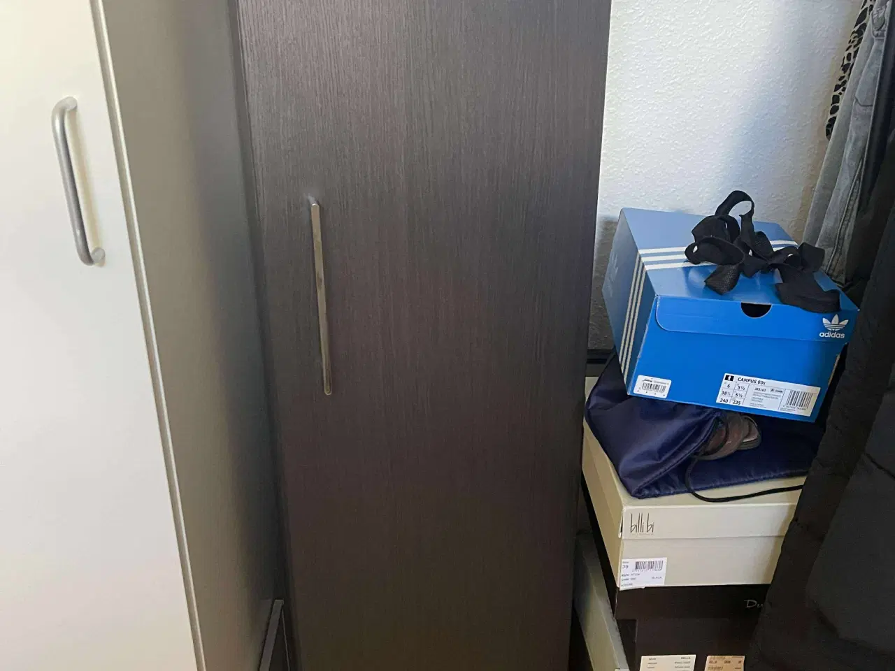 Billede 1 - Sort Ikea høj skab