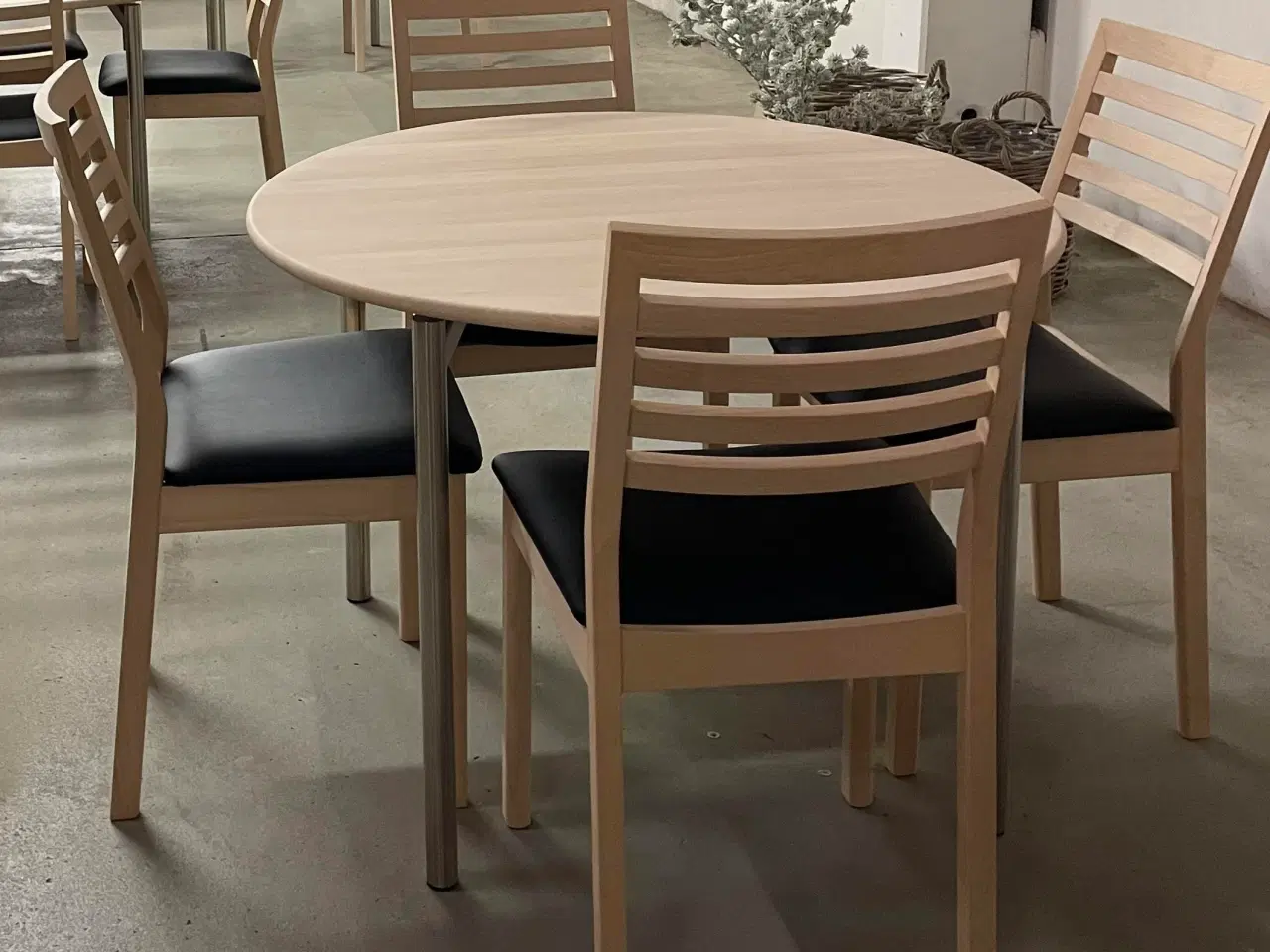 Billede 1 - Helt nyt spisebord SPAR 4995 kr