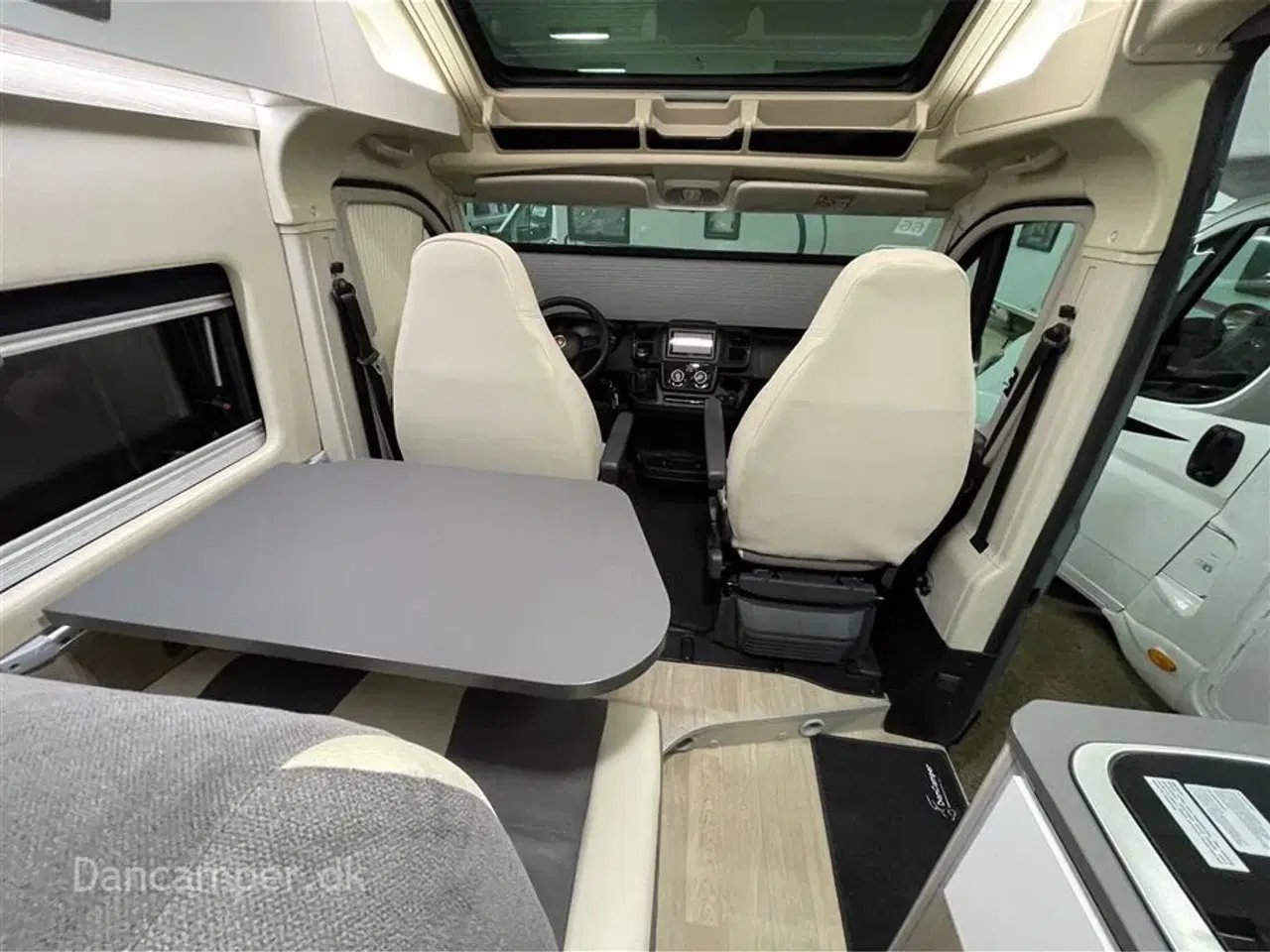 Billede 9 - 2023 - Chausson ROAD LINE V594 VIP MAX   UNDER KLARGØRING! Super spændende, kort van med to dobbeltsenge på tværs i køjesystem. 2,2, L motor , 140 HK, solcelle og markise m.m.