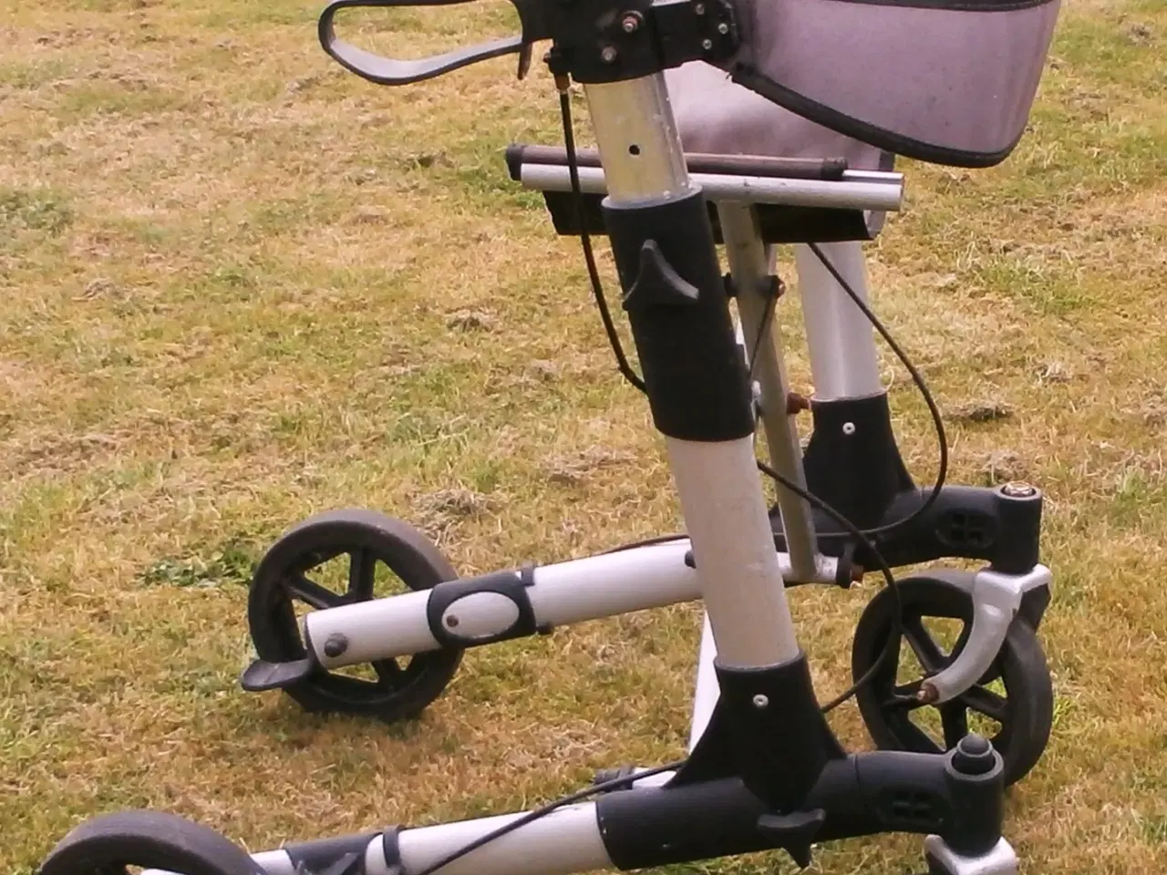 Billede 1 - Letvægtsrollator - nem og hurtig at folde sammen