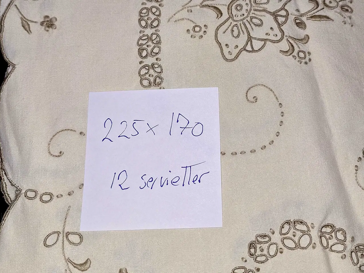 Billede 2 - Håndbroderet dug med 12 servietter