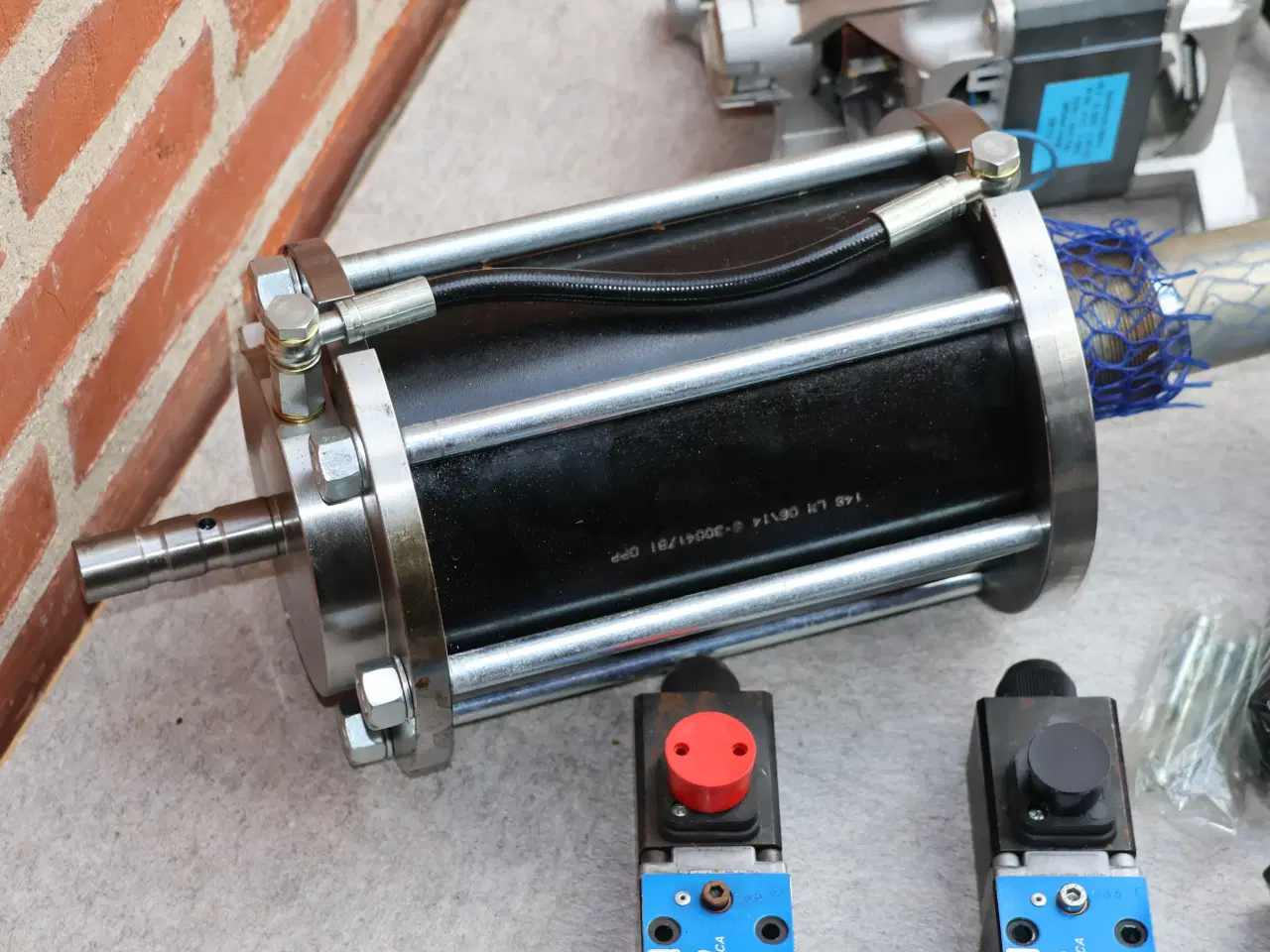 Billede 7 -  Hydraulik stempler, ventilblokke m.m. ubrugt.