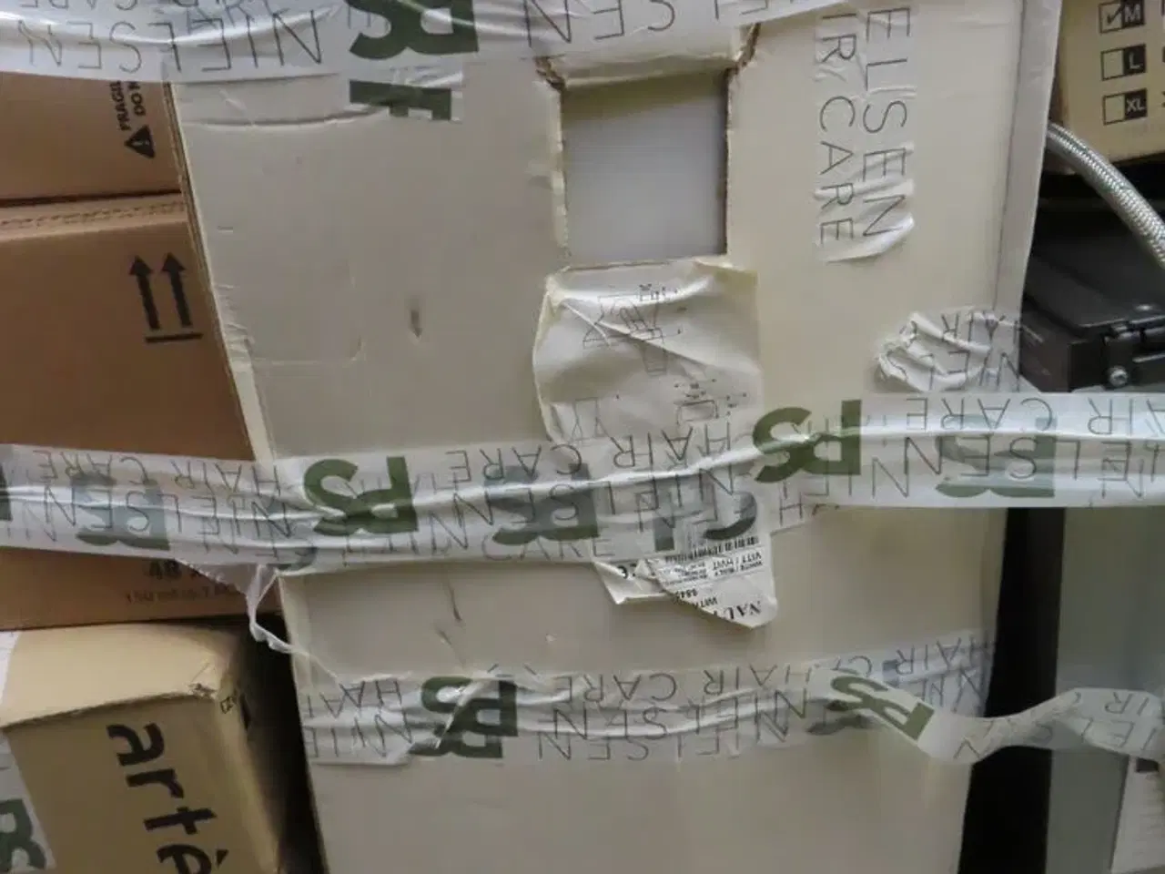 Billede 5 - Palle med Toilet, kaffemaskine og frisørprodukter