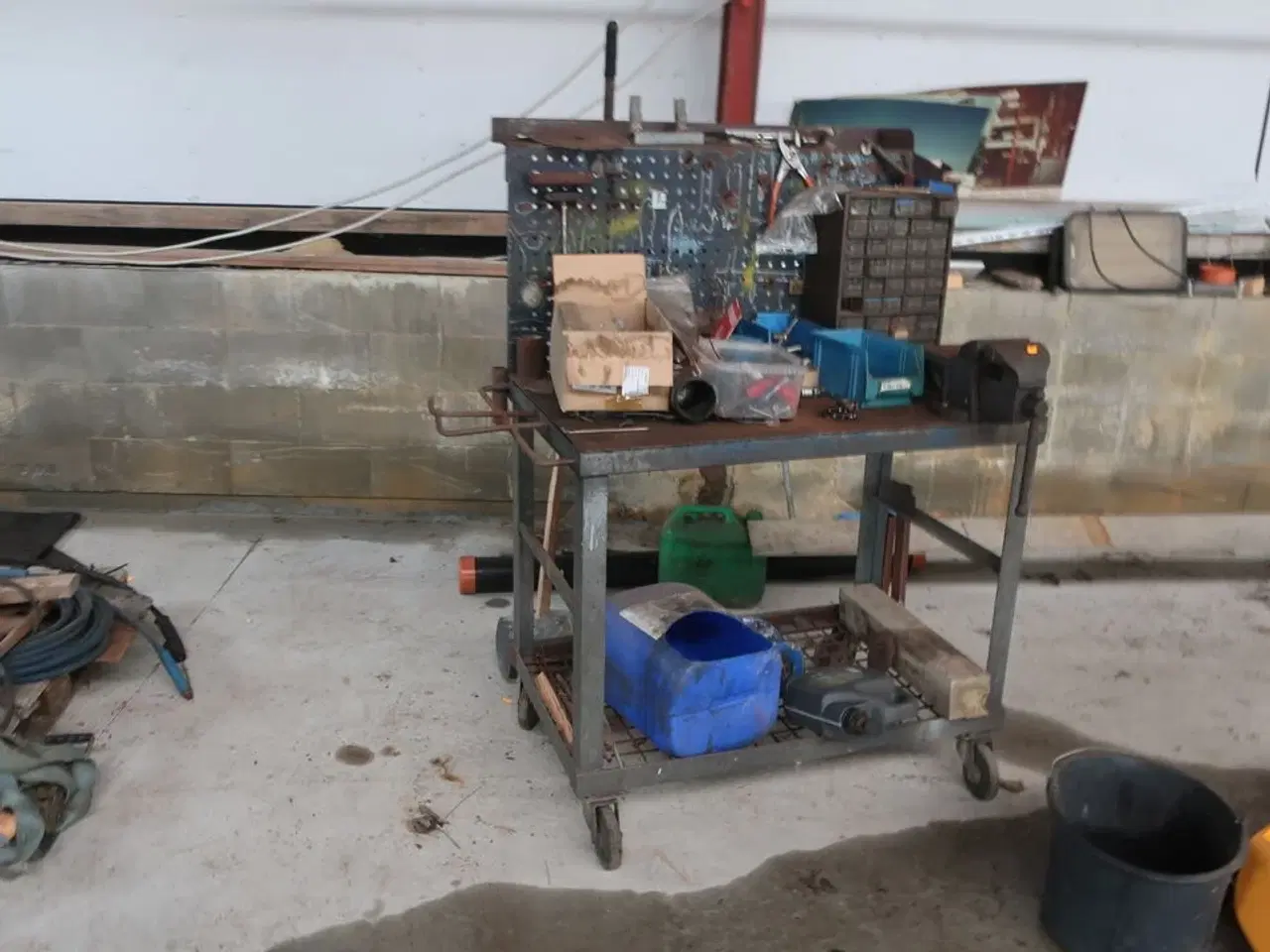 Billede 22 - Div. Dunke, haveredskaber, løftestroppe, arbejdsborde, værktøj m.m.